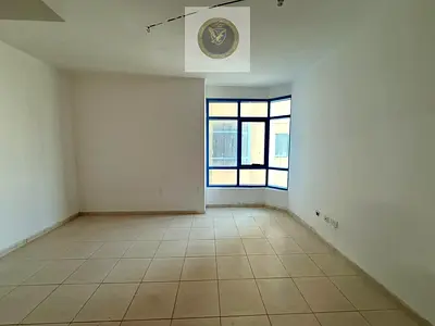 استوديو مميز للإيجار السنوي في منطقة القاسمية الند يتمتع بمساحة واسعة وتصميم عملي يوفر الراحة والخصوصية للسكان يقع داخل بناية عائلية هادئة