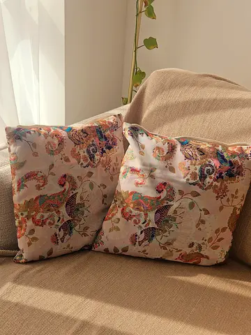 MIX OF DECORATIVE CUSHIONS