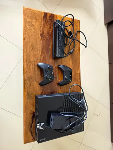 Xbox One console with Kinect sensor and 2 controllers