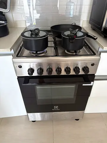 Electrolux freestanding gas oven with 4-burner hob - good condition - use for one year