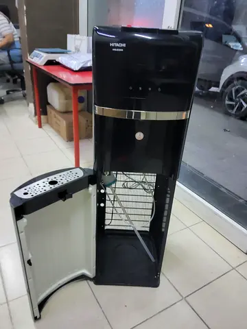 Bottom load water dispenser
