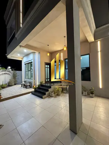 فرصة استثنائية لامتلاك فيلا واسعة بتصميم عصري وتشطيبات راقية، مناسبة للعائلات الكبيرة ومحبي الفخامة والخصوصية.