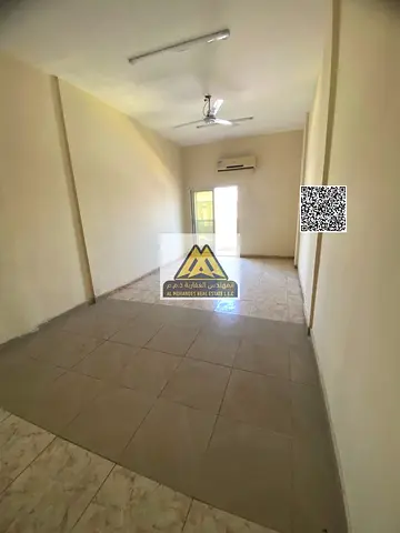 استوديو مميز ببلكونة رائعة ومطبخ منفصل ومساحة كبيرة جداً في موقع حيوي