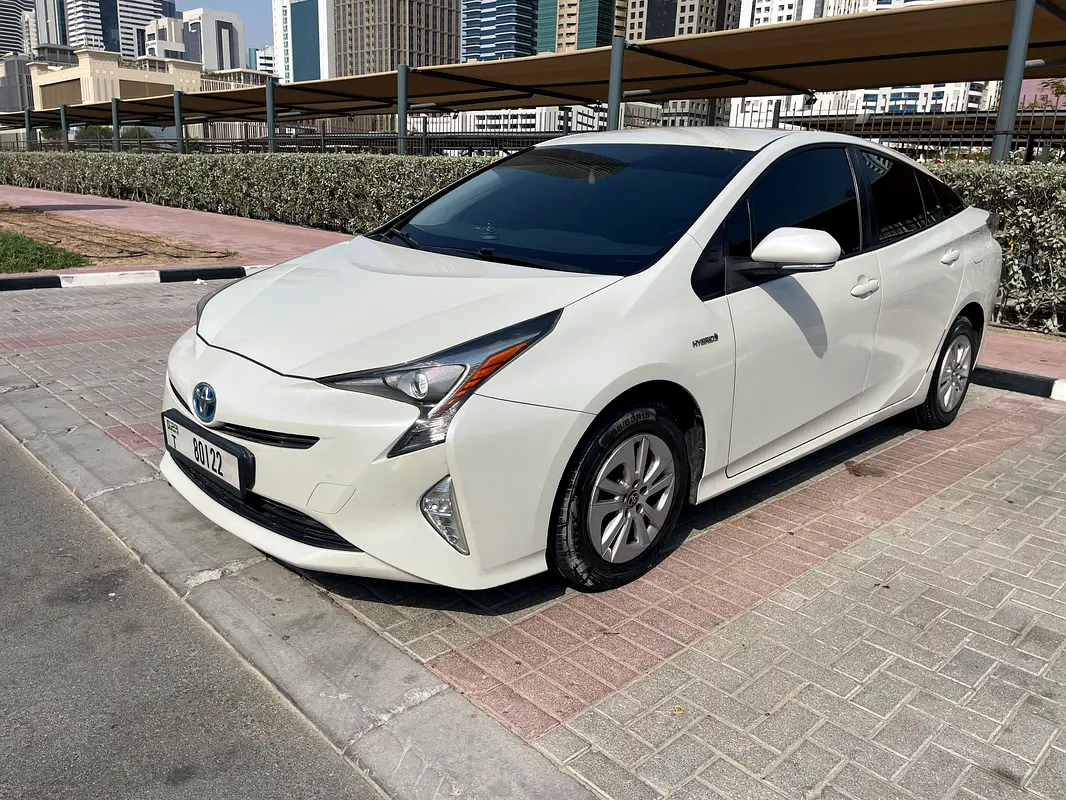 Toyota Prius 2016 — photo 1 of 20