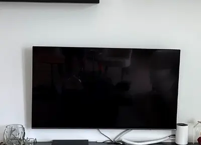 Samsung 50 AU9000 Crystal UHD 4K Smart TV + 2 Remotes + Wall Mount