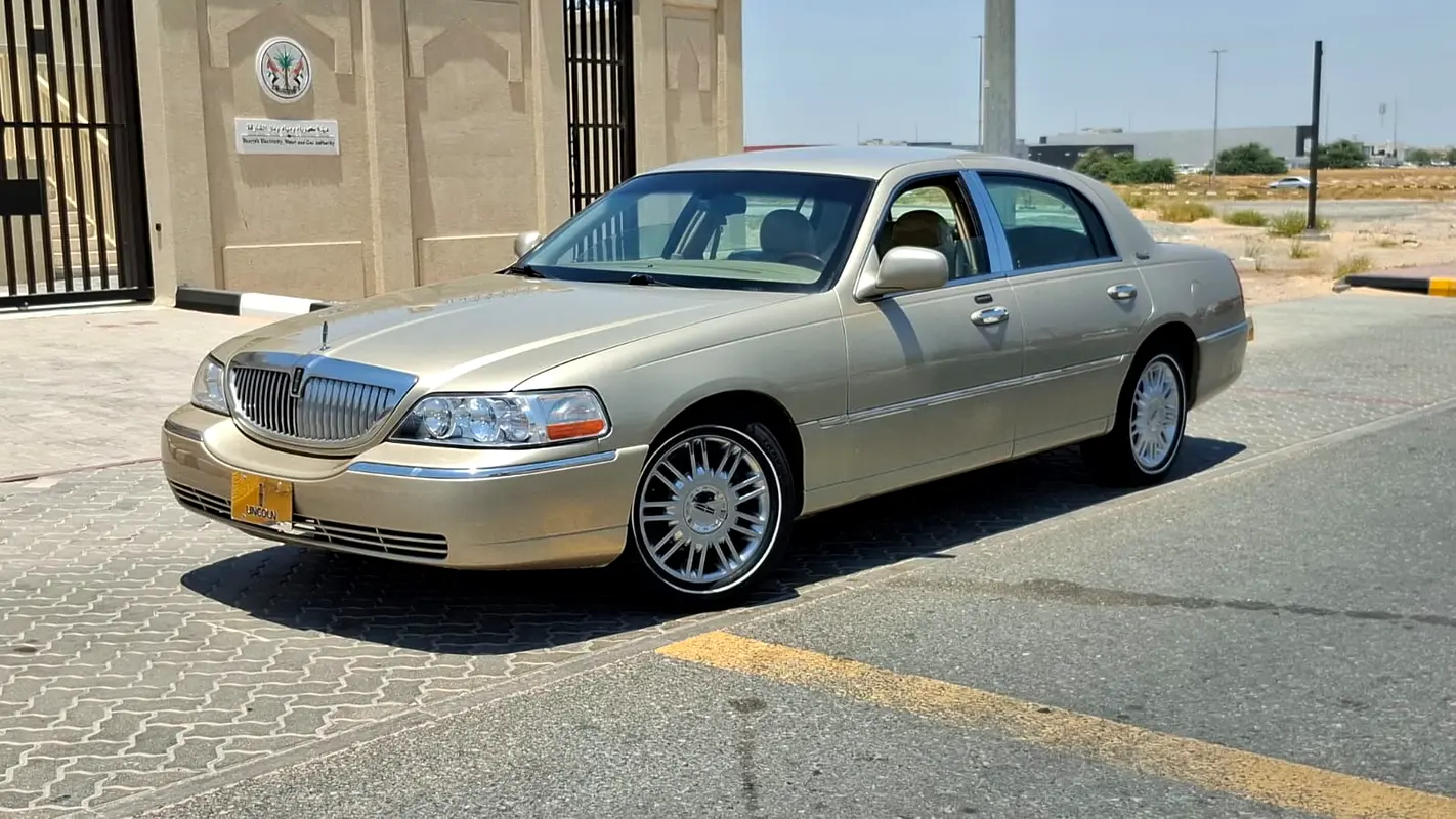 Lincoln Town Car 2010 — photo 1 of 20