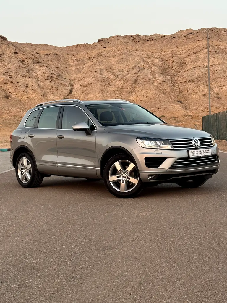 Volkswagen Touareg 2015 — photo 1 of 19