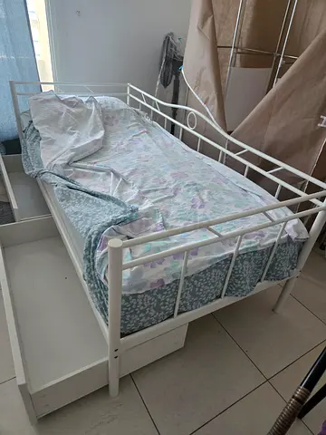 Ikea White metal single daybed with trundle and 2 drawers - good condition