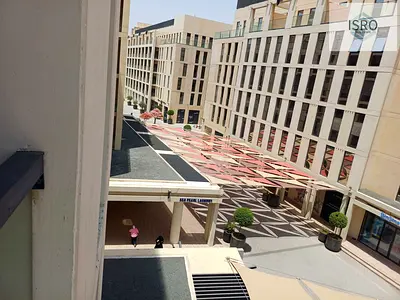 استوديو واسع مع شرفة بإطلالة مفتوحة