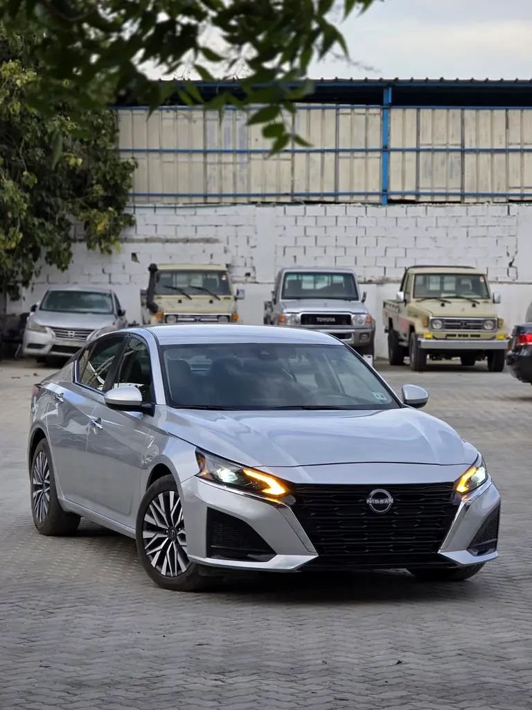 Nissan Altima 2023 — photo 1 of 19