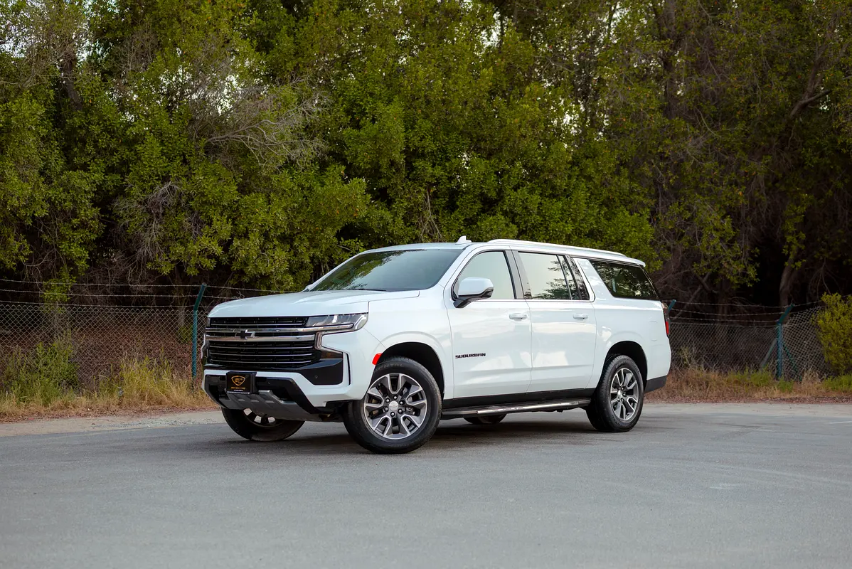 Chevrolet Suburban 2023 — photo 1 of 19