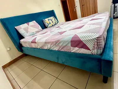 SUPER COMFORTABLE KING SIZE BED AND MATTRESS FOR SALE !