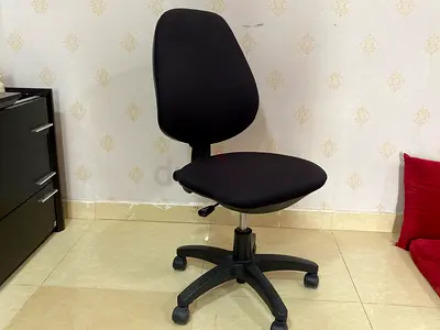 Black Adjustable Swivel Office Chair