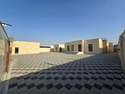 فيلا للبيع في النوف 4 الشارقة + مساحة 17,000 قدم + أول ساكن + 8 غرف + ملاحق خارجية + مدخلين + موقع هادئ وقريب من الخدمات