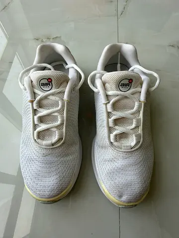White Nike Air DN’s size UK2