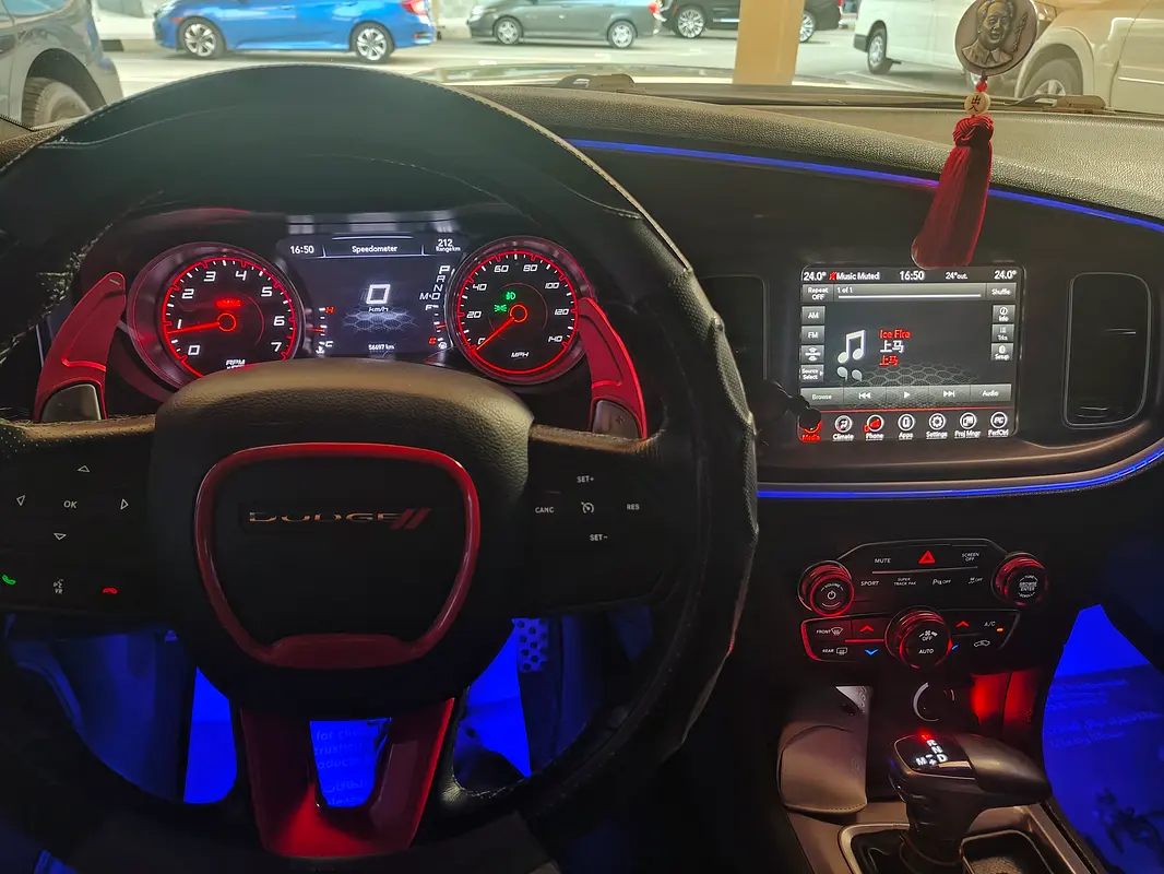 Dodge Charger 2021 — photo 1 of 11