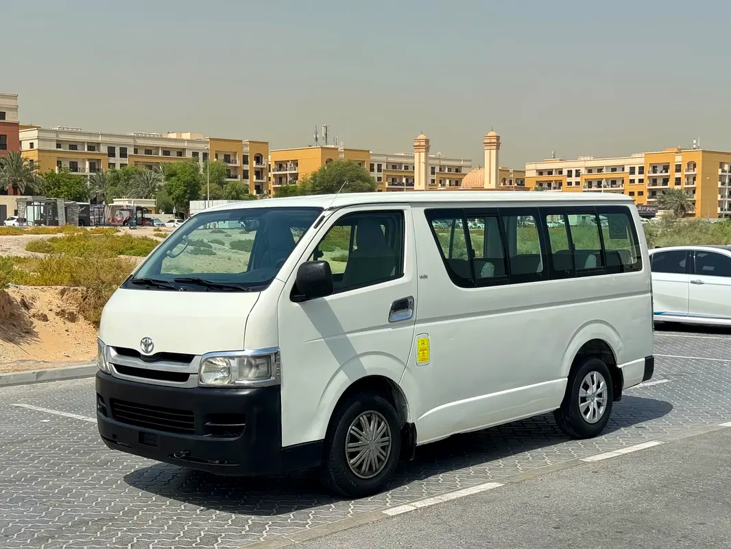 Toyota Hiace 2009 — photo 1 of 11