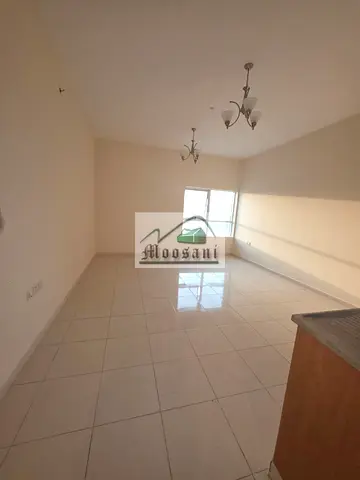 شقة استوديو واسعة بإطلالة جزئية على البحر مع موقف سيارات متاحة للإيجار بسعر 22,000 درهم إماراتي في أبراج أورينت.