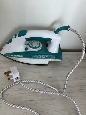 Iron steam BlackDecker 1750 W, Variable Steam Control new and excellent condition, barely used