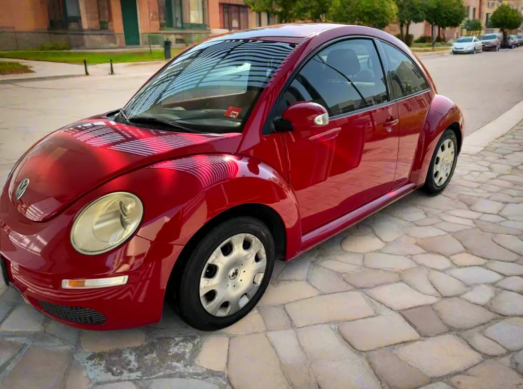 Volkswagen Beetle 2010 — photo 1 of 9