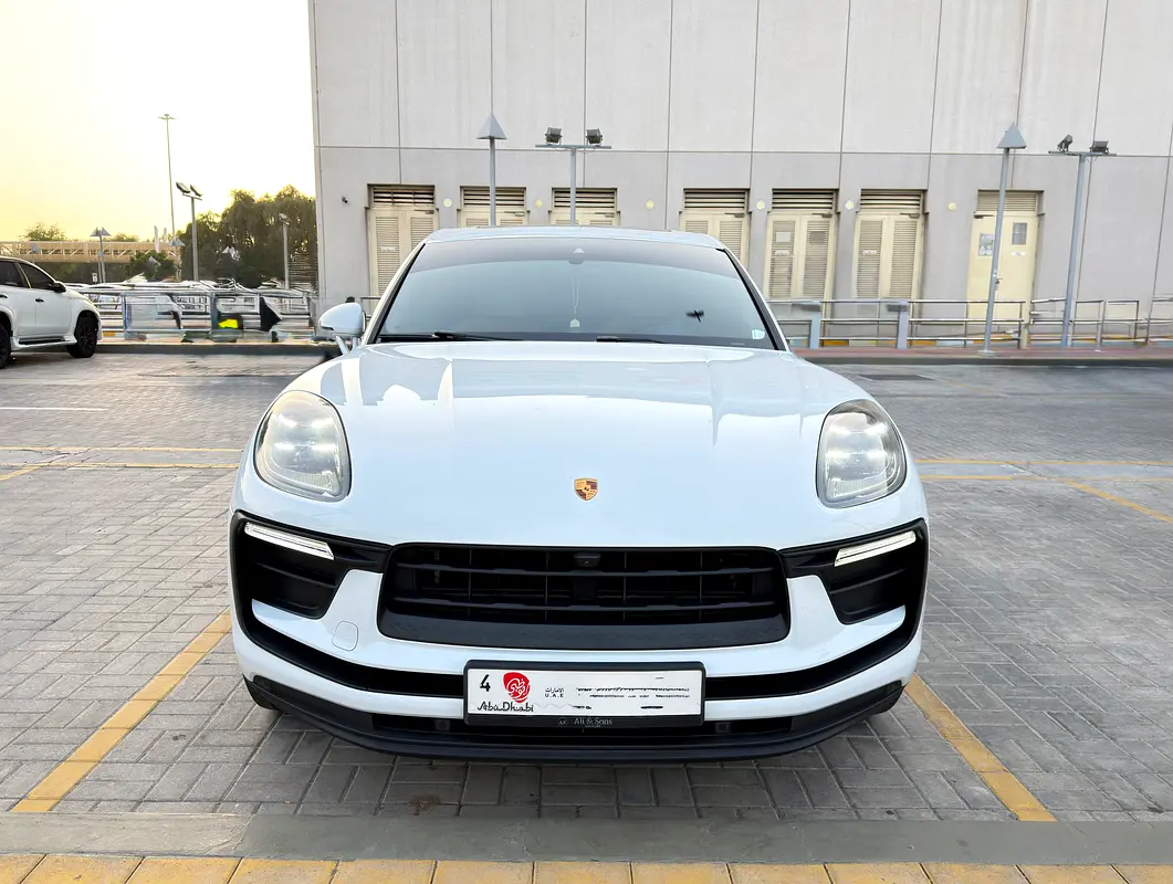 Porsche Macan 2023 — photo 1 of 8