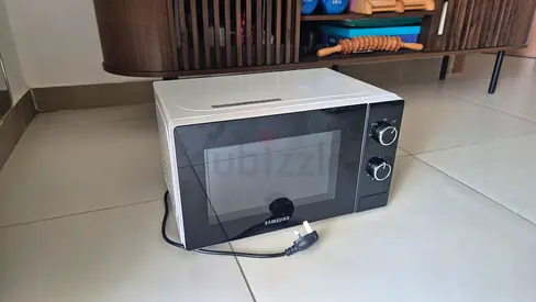Samsung Countertop Microwave - Good New Condition