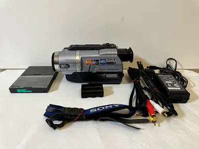 (From 2002) (NIGHTSHOT + Inbuilt video light) Sony Handycam DCR-TRV140 NTSC Digital8