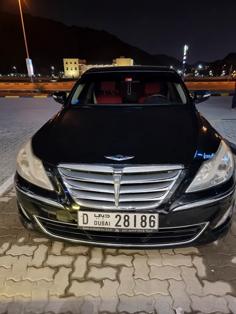 Hyundai Genesis 2014 — photo 1 of 6