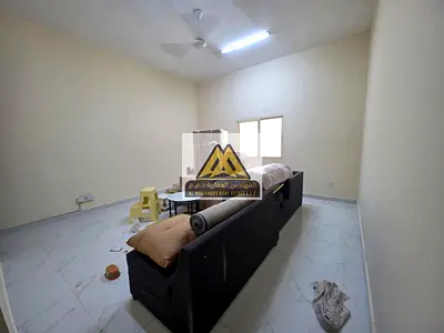 مساحة كبيرة وتصميم مريح | موقع ممتاز على شارع الشيخ عمار مباشرة | تكييف سبليت جديد | حمامان | قريب من جميع الخدمات والمرافق | سهولة الوصول إلى دبي