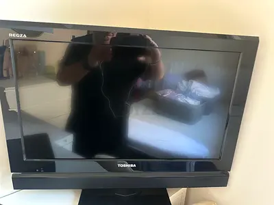 Toshiba Regza 32-inch TV with Built-in Speaker - Good Working Condition
