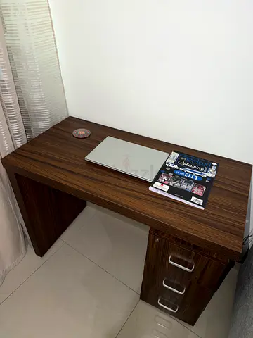 Compact wooden study desk with 3 drawers - Excellent condition - Perfect fot small spaces