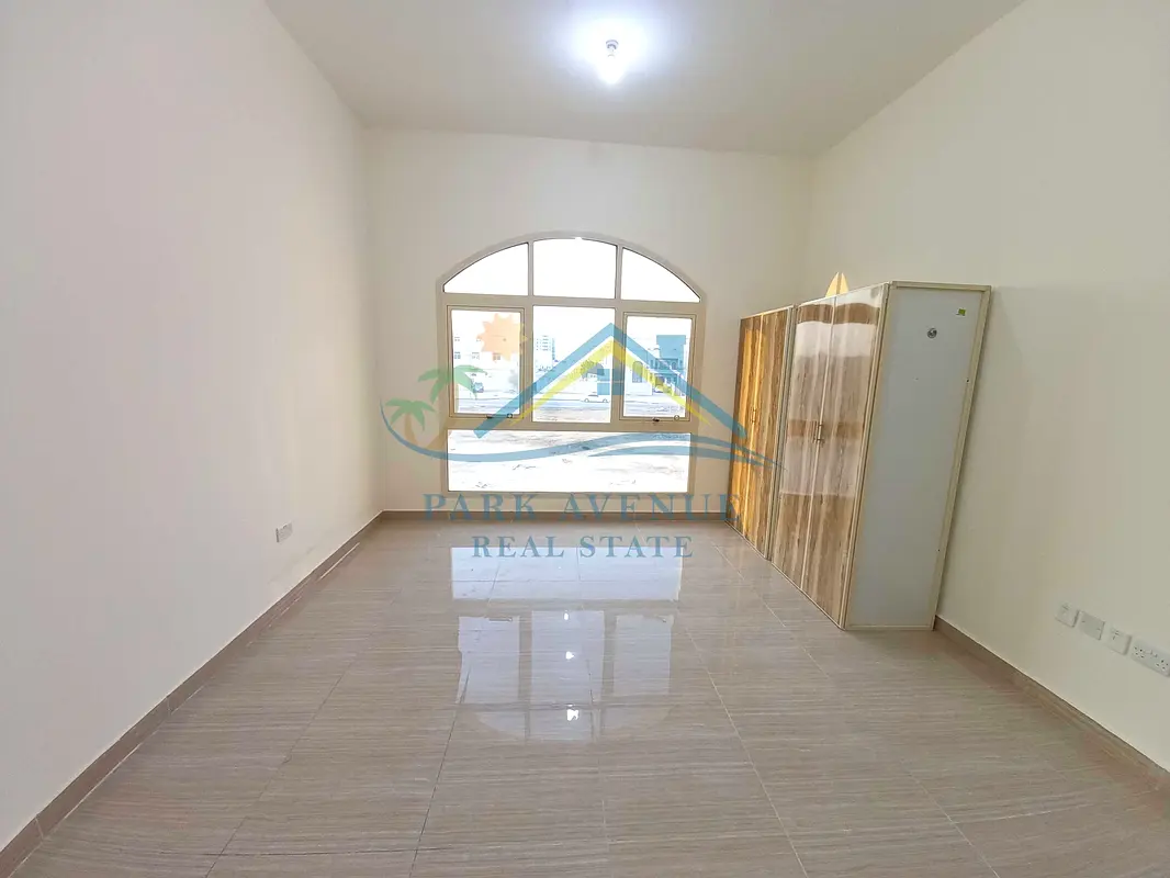 Specious Studio With Built In Wardrobes Close To Bus Stop Mbz