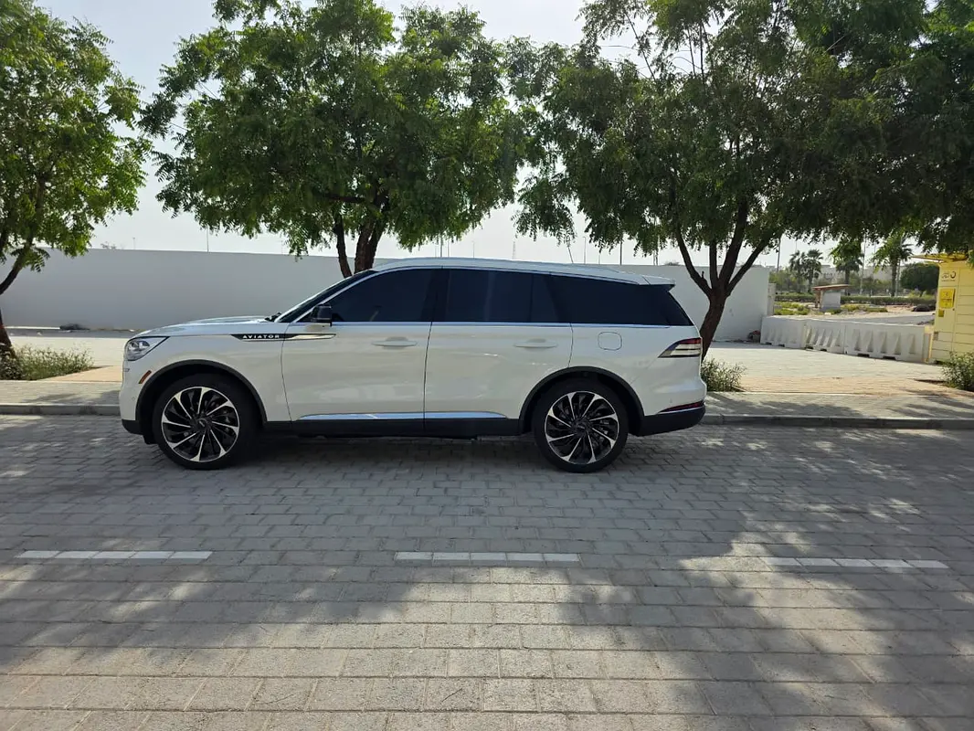 Lincoln Aviator 2022 — photo 1 of 5