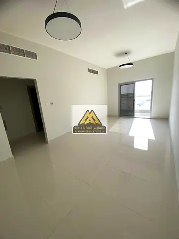 فرصة مميزة للإيجار السنوي في منطقة الجرف الصناعية 3 بعجمان، شقة جديدة أول ساكن بتشطيبات حديثة ومساحات مريحة، تقع في موقع حيوي بجوار متجر فزعة مباشرة