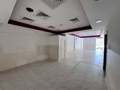 محل تجاري مساحة كبيرة جداً للإيجار في النعيمية 2 – شارع الشيخ خليفة الرئيسي موقع استراتيجي
