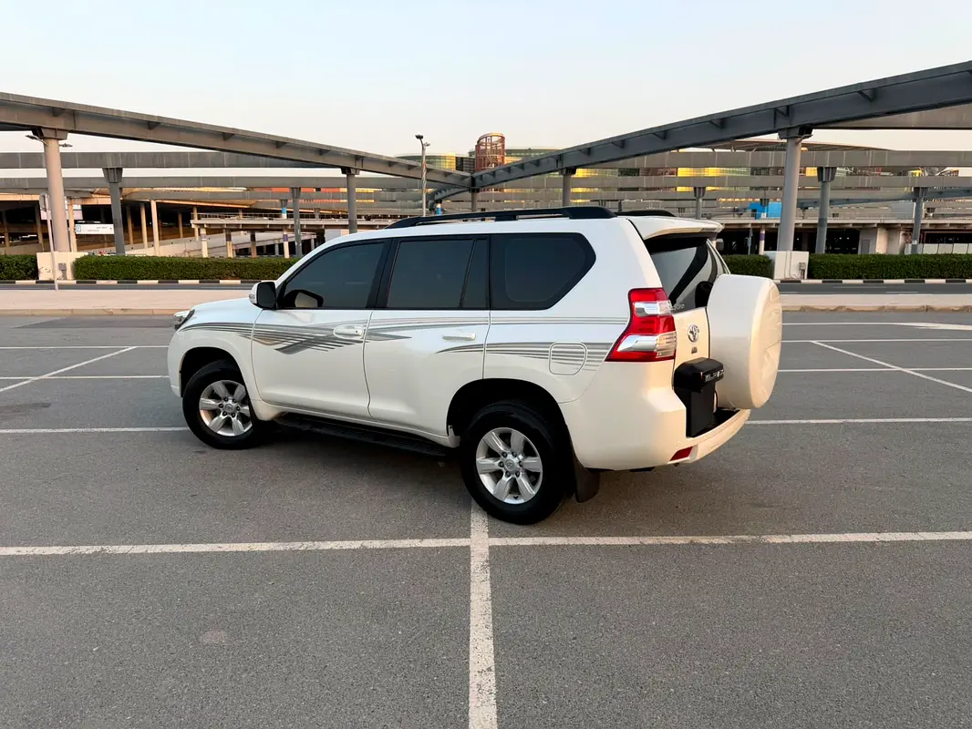 Toyota Prado 2015 — photo 1 of 14