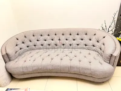 Curved Tufted 3-Seater Sofa in Light Grey Linen