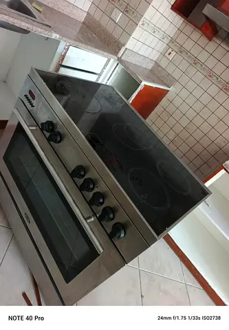 Used freestanding electric stove with ceramic and oven