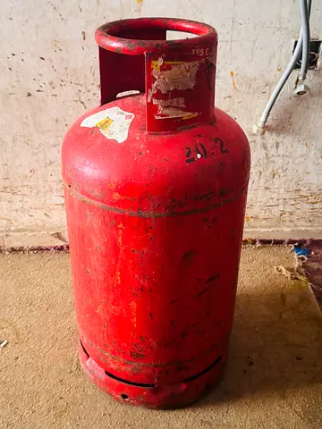 Used Red LPG Gas Cylinder Dubai emrate gas ful gas with pipe regulter
