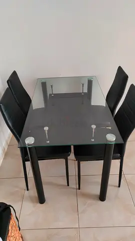 4 seater glasstop dining table