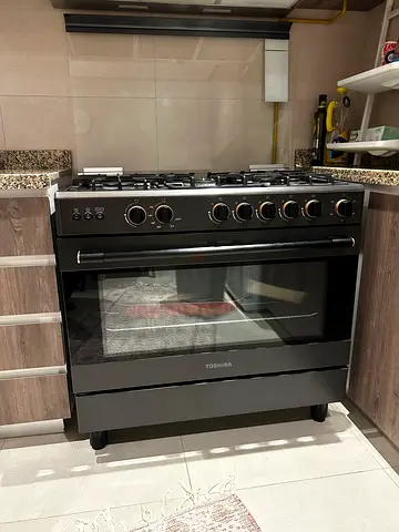 Toshiba 90x60 Black freestanding gas range with oven - good condition