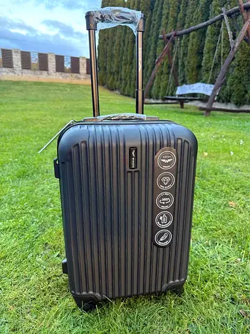 Small Black Hard-Shell Cabin Luggage with Telescopic Handle (Like New)