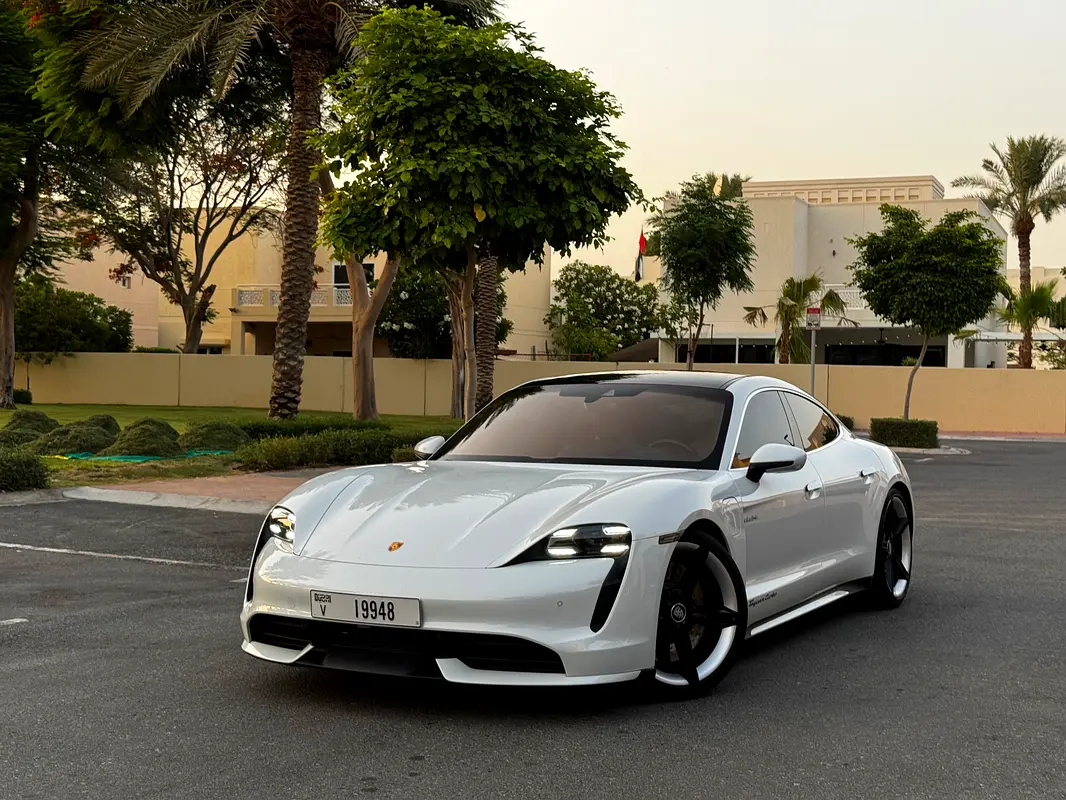 Porsche Taycan 2021 — photo 1 of 12