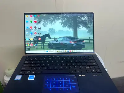 Asus ZenBook Core i7 8th 16 ram 256 ssd