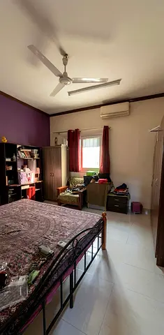 منزل واسع للإيجار في منطقة الجزات – الشارقة | أرض بمساحة 10,000 قدم² ومثالي للعائلات وسكن الموظفين