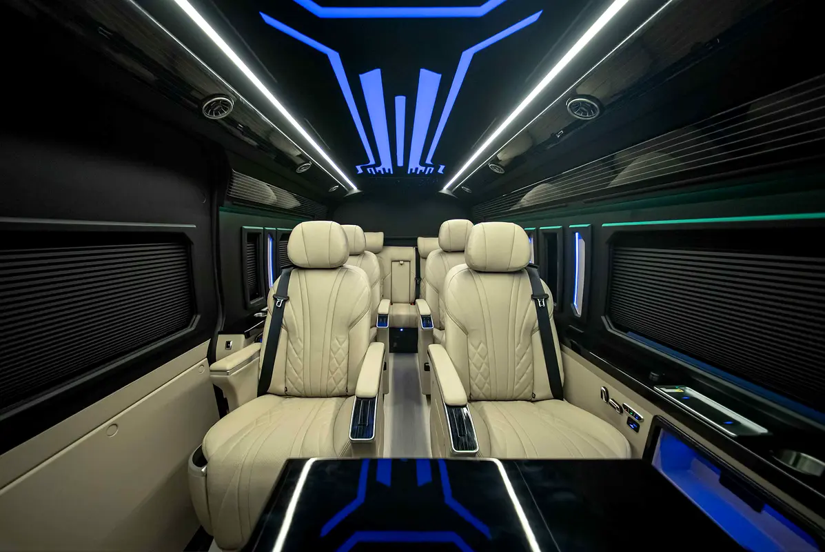 Toyota Hiace 2026 — photo 1 of 20