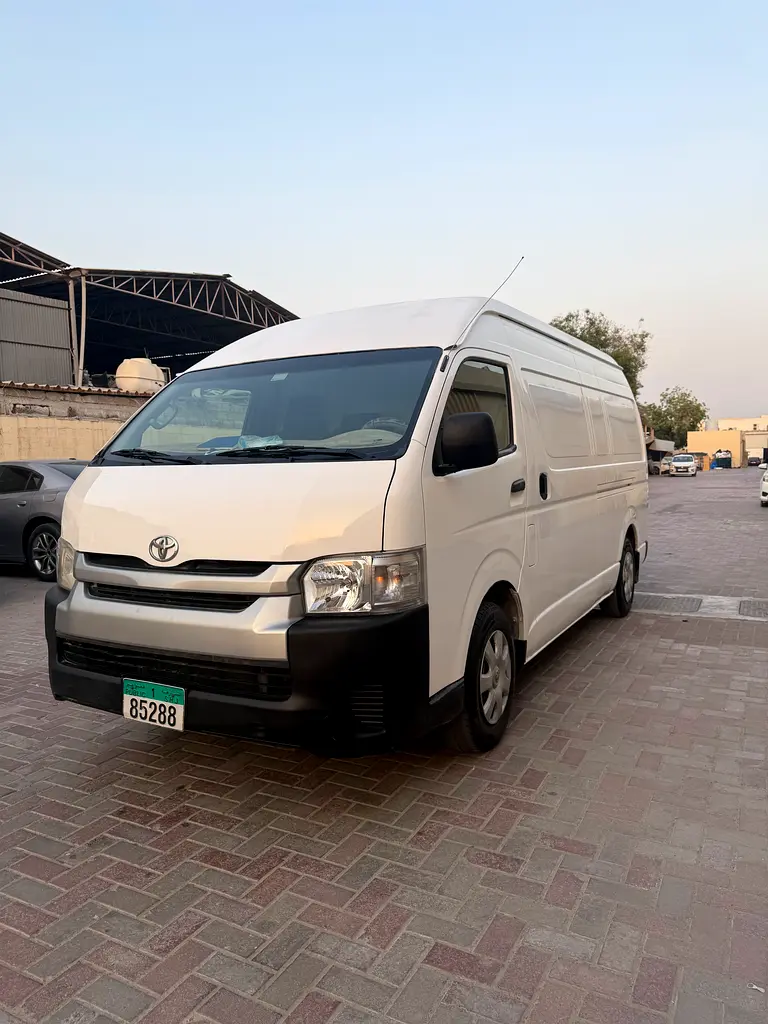 Toyota Hiace 2016 — photo 1 of 7