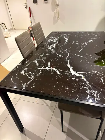 Dining table 5 seaters