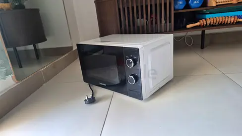 Samsung Countertop Microwave - Good New Condition