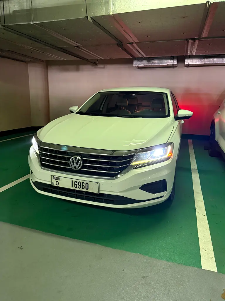 Volkswagen Passat 2020 — photo 1 of 7